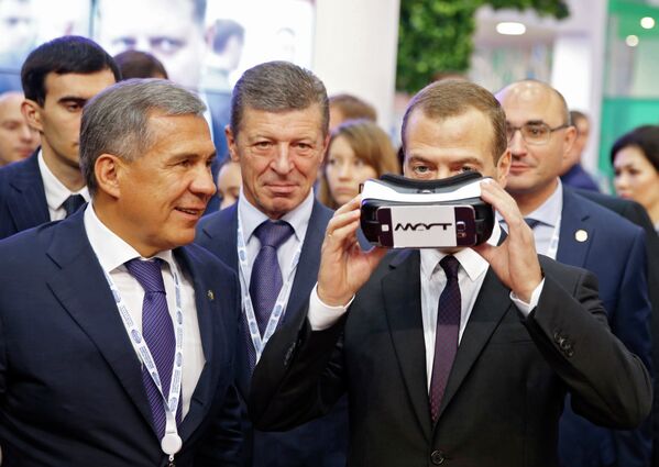Председатель правительства России Дмитрий Медведев во время осмотра стендов инвестиционного форума Сочи-2015