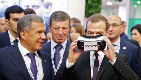 Председатель правительства России Дмитрий Медведев во время осмотра стендов инвестиционного форума Сочи-2015