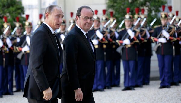 Президент РФ Владимир Путин и глава Франции Франсуа Олланд прибыли к Елисейскому дворцу в Париже. 2 октября 2015