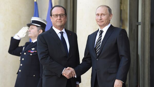 Президент РФ Владимир Путин и глава Франции Франсуа Олланд во время встречи в Елисейском дворце в Париже. 2 октября 2015