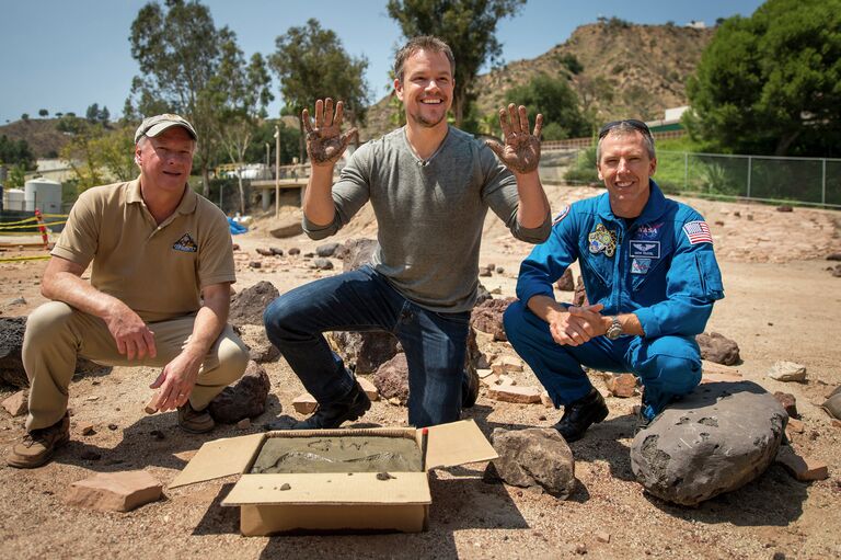 Актер Мэтт Дэймон, астронавт Эндрю Фьюстел и Джим Эриксон в Jet Propulsion Laboratory, штат Калифорния