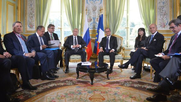 Президент России Владимир Путин и президент Франции Франсуа Олланд (слева направо в центре) во время встречи в Париже. Архивное фото