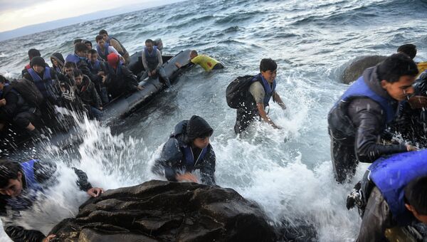 Беженцы прибывают на греческий остров Лесбос