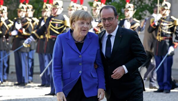 Канцлер Германии Ангела Меркель и глава Франции Франсуа Олланд во время встречи в Елисейском дворце в Париже. 2 октября 2015