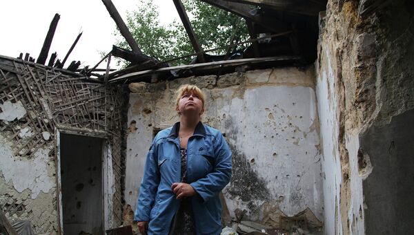 Ольга Павловна, жительница Донецка, на месте одной из комнат дома, разрушенной снарядом