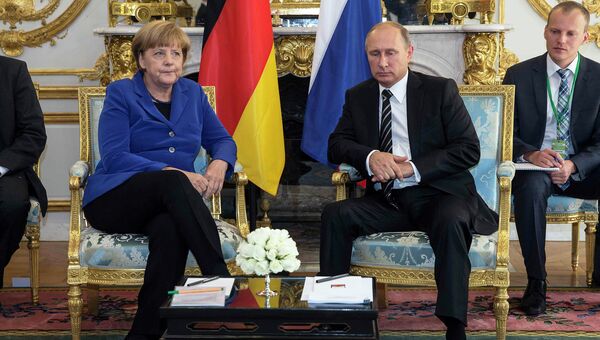 Президент РФ Владимир Путин и канцлер Германии Ангела Меркель во время встречи в Елисейском дворце в Париже. 2 октября 2015