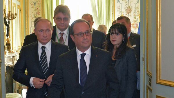 Президент России Владимир Путин и президент Франции Франсуа Олланд после окончания встречи в Париже