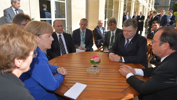 Президент России Владимир Путин, президент Украины Петр Порошенко, президент Франции Франсуа Олланд и канцлер Германии Ангела Меркель во время неформальной встречи в Париже