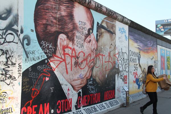 Фрагмент берлинской стены со знаменитой граффити германо-советской дружбы