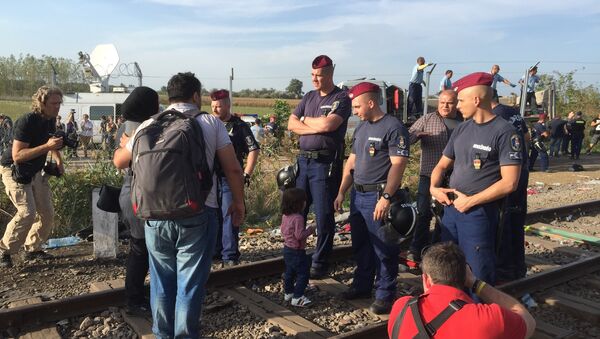 Беженцы на сербской границе у КПП Хоргош-Реске (Венгрия)