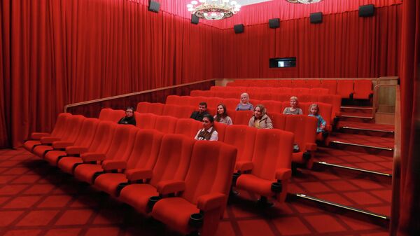 Зрители в большом зрительном зале Кинозала ГУМ в Москве 