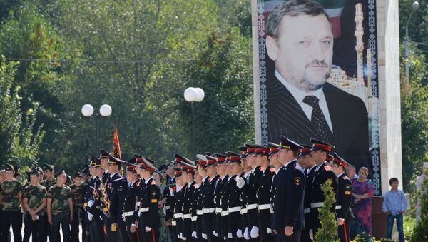 У Мемориального комплекса Славы имени Ахмата Кадырова в Грозном