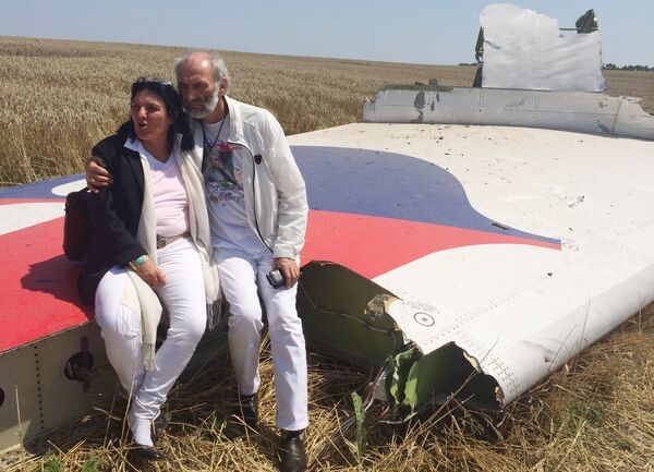 Родители погибшей в авиакатастрофе девушки на месте крушения самолета в Донецкой области