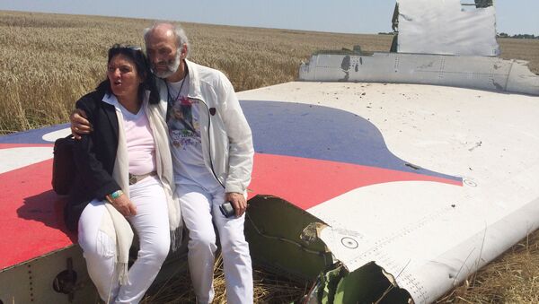 Родители погибшей в авиакатастрофе девушки на месте крушения самолета в Донецкой области
