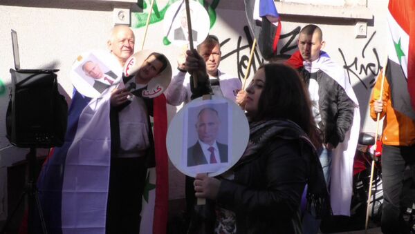 Люди с портретами Путина и Асада слушали Катюшу на митинге во Франкфурте