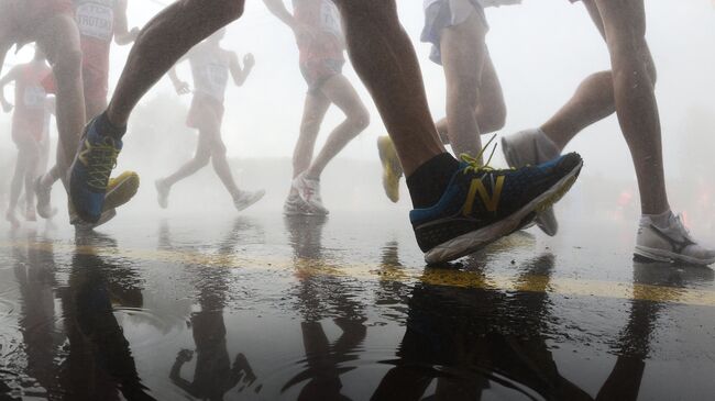 Спортсмены на соревнованиях по спортивной ходьбе. Архивное фото