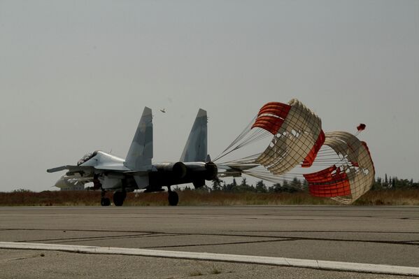 Российский самолет приземляется на аэродроме Хмеймим