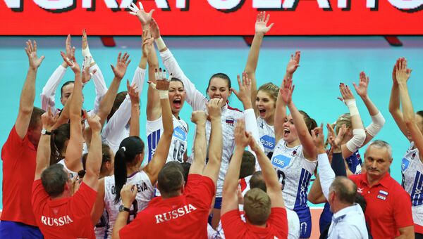 Женская сборная России по волейболу празднует победу на чемпионате Европы в Роттердаме
