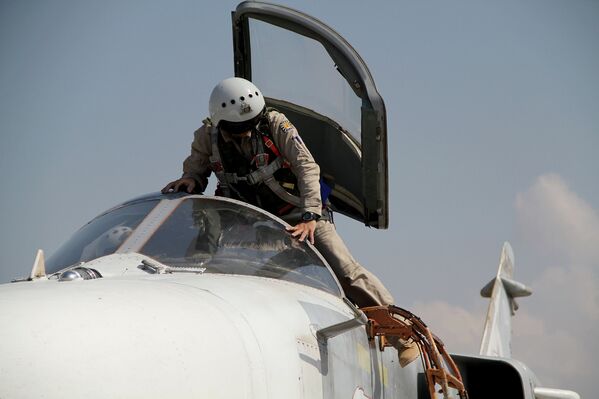 Летчики садятся в самолет перед вылетом с аэродрома Хмеймим в Латакии, Сирия