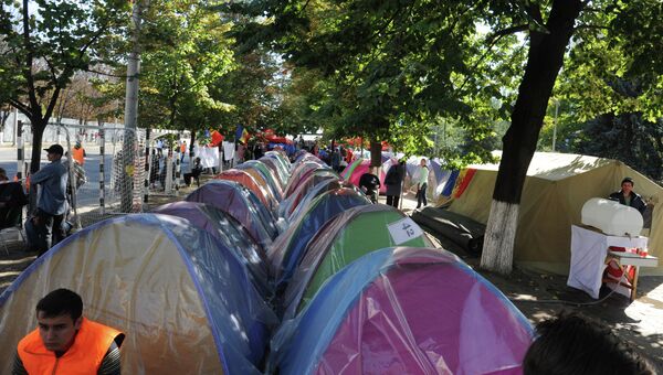 Палаточный лагерь противников действующей власти у здания Кабинета министров в Кишиневе. Архивное фото