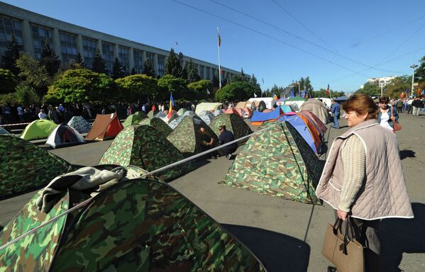 Палаточный лагерь противников действующей власти у здания Кабинета министров в Кишиневе