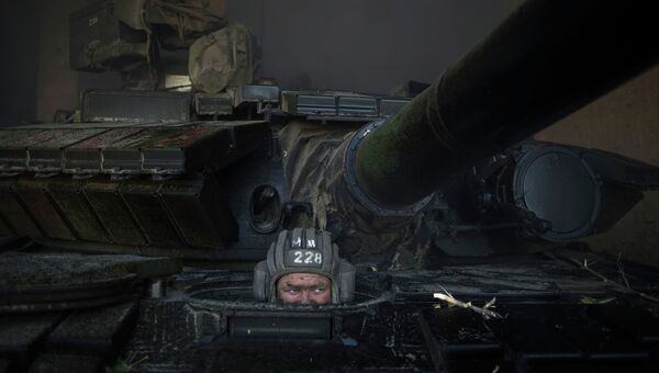 Ополченец ЛНР в танке. Архивное фото