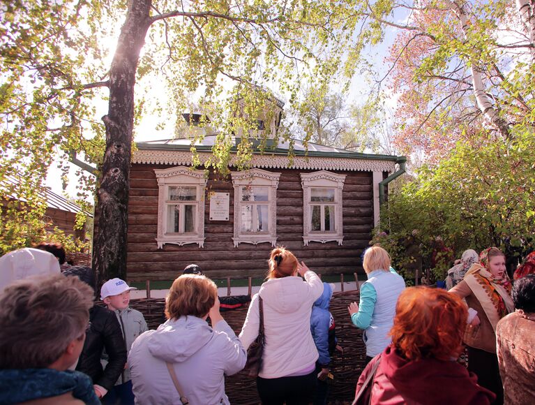 Посетители рядом с усадьбой родителей поэта Сергея Есенина в селе Константиново Рязанской области, где прошел Всероссийский есенинский праздник поэзии Звени, звени, златая Русь!