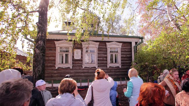 Посетители рядом с усадьбой родителей поэта Сергея Есенина в селе Константиново Рязанской области, где прошел Всероссийский есенинский праздник поэзии Звени, звени, златая Русь!