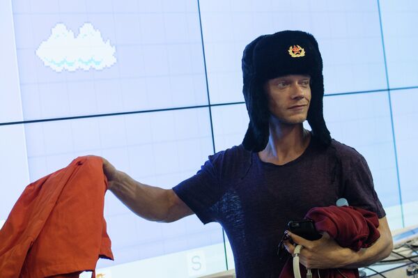 Актер Элфи Оуэн-Аллен у стенда Nintendo на выставках Comic Con Russia и ИгроМир