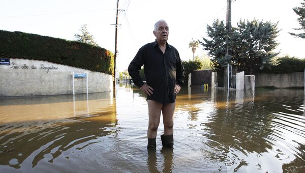 Мужчина стоит на затопленной дороге после наводнения на юге Франции. Архивное фото