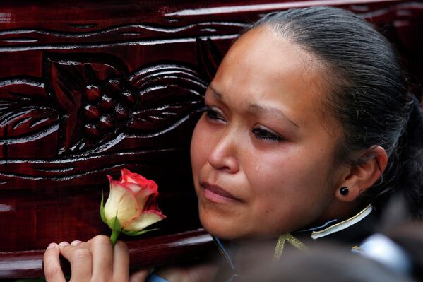 Студентка на похоронах своего однокурсника, погибшего в результате оползня, Гватемала