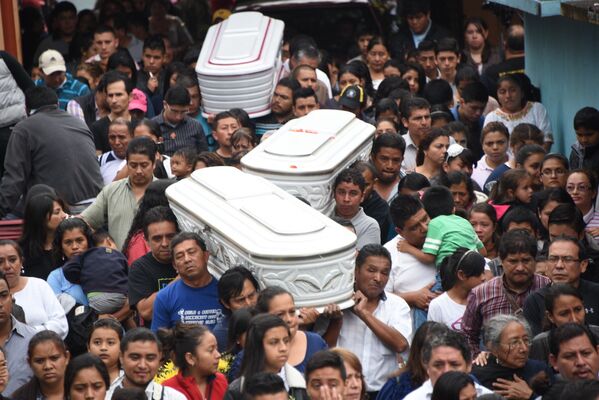 Похороны жертв оползня на муниципальном кладбище Санта-Катарина-Пинула, Гватемала