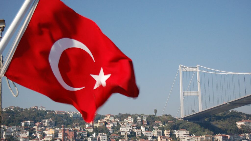 Турецкий флаг на фоне моста через Босфор в Стамбуле - РИА Новости, 1920, 12.02.2021