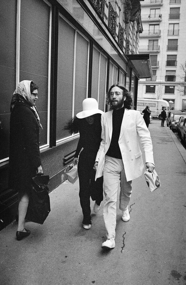 Джон Леннон и Йоко Оно на улице в Париже. 1969 год