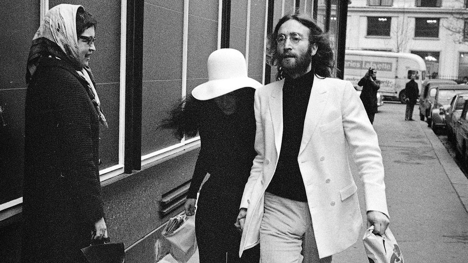 Джон Леннон и Йоко Оно на улице в Париже. 1969 год - РИА Новости, 1920, 09.10.2019