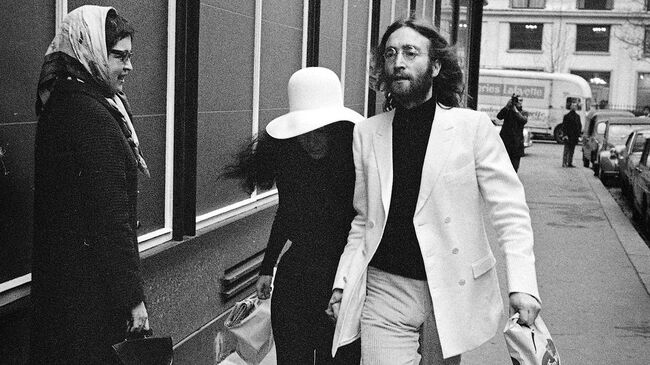 Джон Леннон и Йоко Оно на улице в Париже. 1969 год