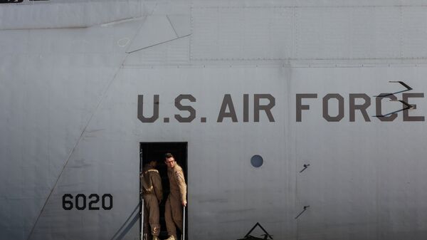 Самолет ВВС США с американскими бронеавтомобилями на Украине