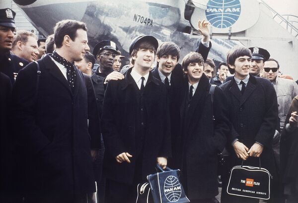 Группа The Beatles в аэропорту Лондона, 1964