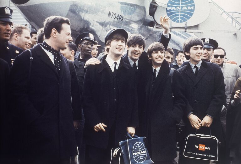 Группа The Beatles в аэропорту Лондона, 1964