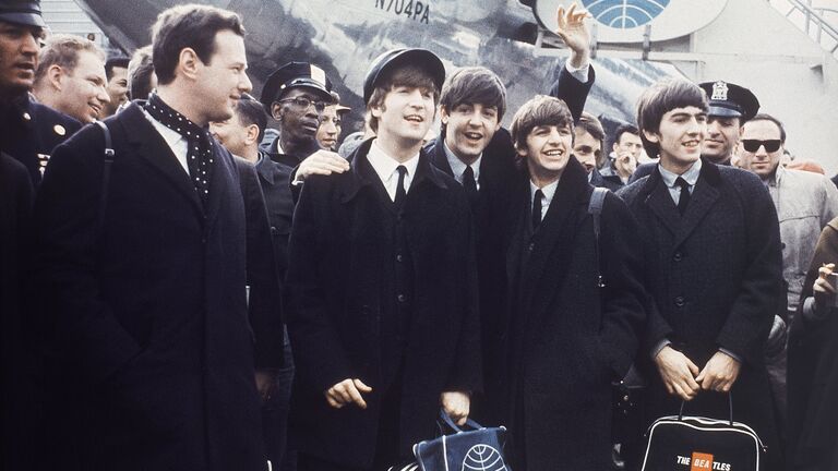 Группа The Beatles в аэропорту Лондона, 1964