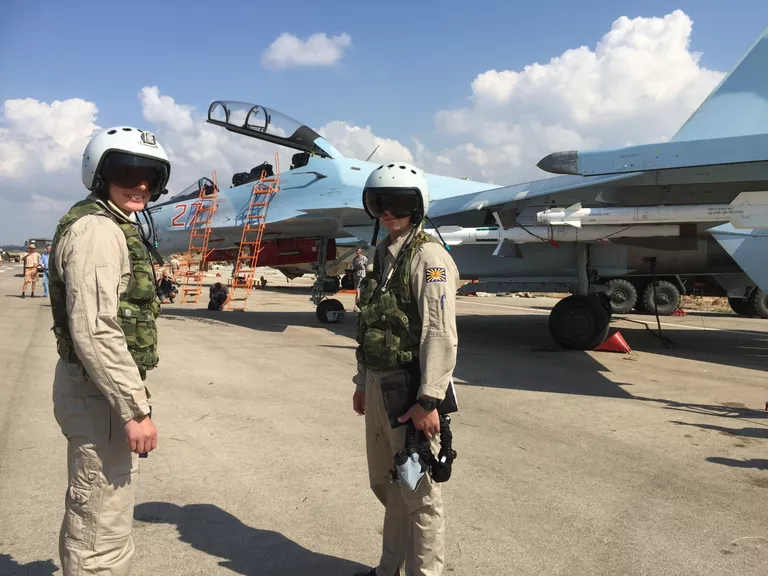 Российские летчики готовятся к полету на истребителе СУ-30СМ на авиабазе Хмеймим в Сирии Российские летчики готовятся к полету на истребителе СУ-30СМ на авиабазе Хмеймим в Сирии