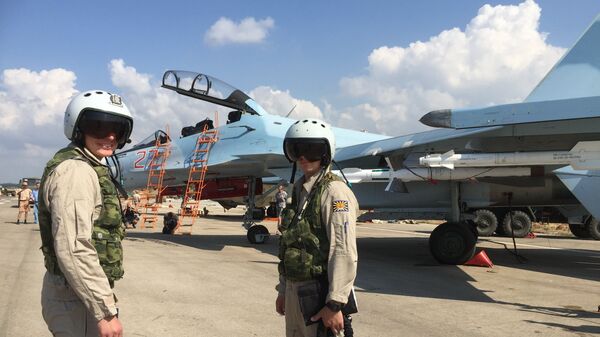 Российские летчики готовятся к полету на истребителе СУ-30СМ на авиабазе Хмеймим в Сирии