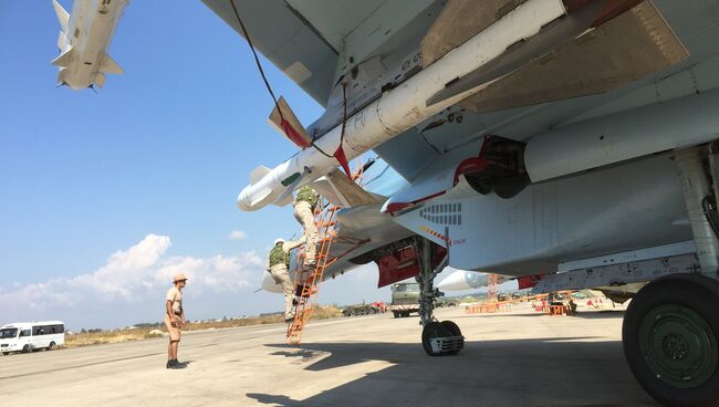 Российские летчики готовятся к полету на истребителе СУ-30СМ на авиабазе Хмеймим в Сирии