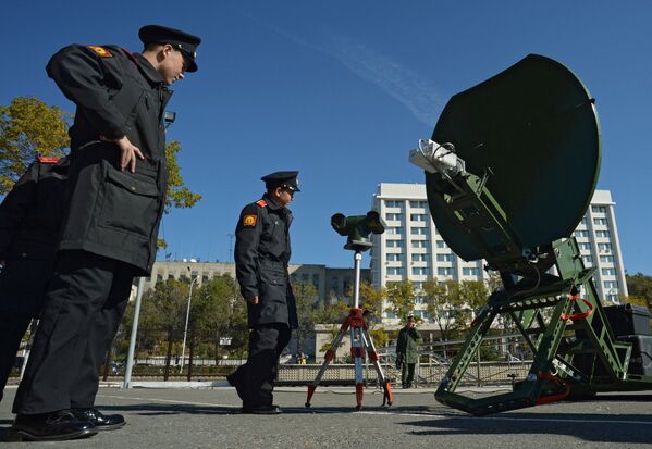 Посетители у перевозимой станции спутниковой связи АУРИГА-1.2В на выставке вооружений и спецоборудования в рамках Дня инноваций Восточного военного округа во Владивостоке