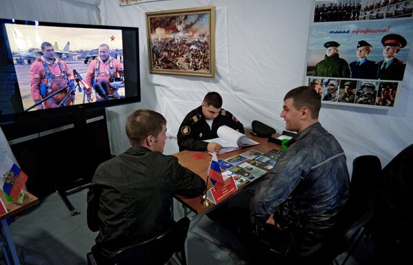 Посетители на пункте отбора на военную службу по контракту в рамках Дня инноваций Восточного военного округа во Владивостоке