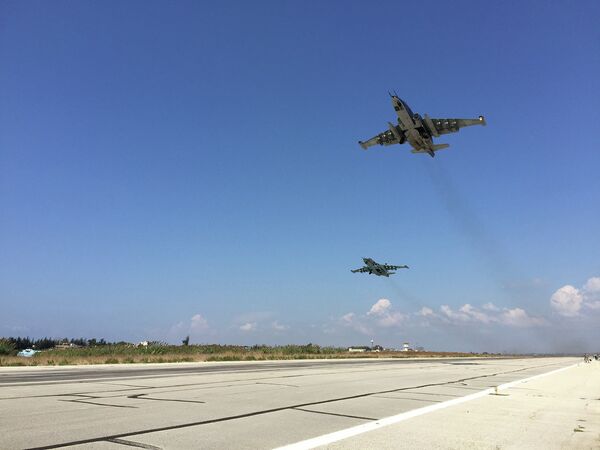 Звено российских Су-25 взлетает с авиабазы Хмеймим в Сирии