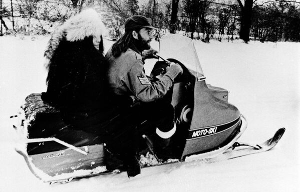 Джон Леннон, справа, и его жена Йоко Оно в Онтарио, Канада, 18 декабря 1969 год