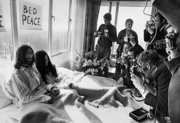 Джон Леннон с супругой Йоко Оно в спальне отеля Hilton в Амстердаме, во время их медового месяца в Европе. 1969 год
