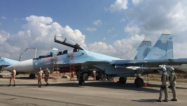 Российские пилоты готовятся к вылету на истребителе СУ-30СМ на авиабазе Хмеймим в Сирии