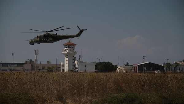 Вертолеты совершают облет базы с целью отражения возможной атаки боевиков. Архивное фото